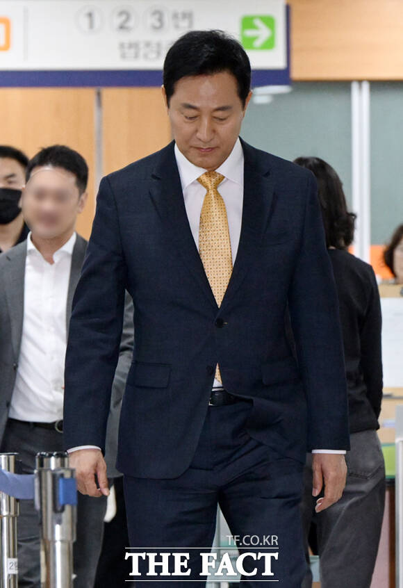 오세훈 서울시장의 '명태균 여론조사비 대납 의혹' 핵심 인물인 사업가 김한정 씨가 2일 서초구 서울고등법원에서 열린 정치자금법 위반 혐의 항소심 결심공판에 출석하고 있다.