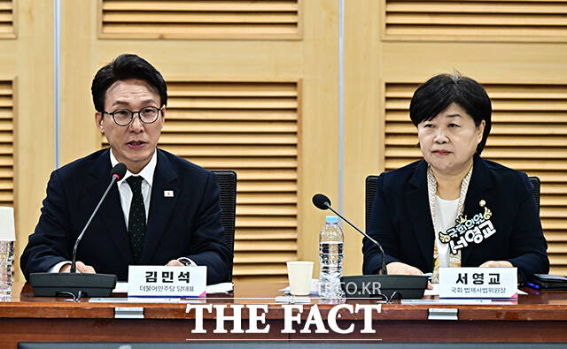 김민석 더불어민주당 대표(왼쪽 두번째)가 2일 오전 서울 여의도 국회 의원회관 제1세미나실에서 열린 대법관 임명 관련 헌법전문가 긴급 좌담회에 참석해 모두발언을 하고 있다. /국회=배정한 기자
