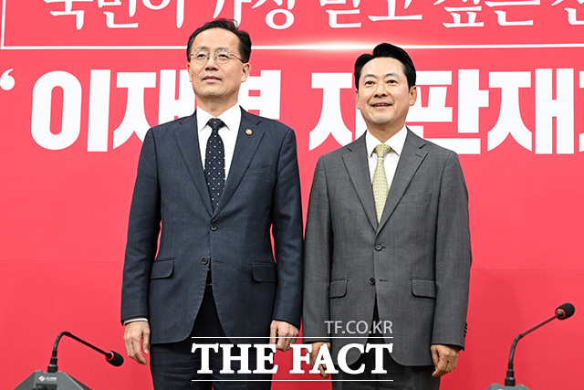 이형일 부총리 겸 재정경제부 장관(왼쪽) 접견하며 인사말 하는 장 대표.