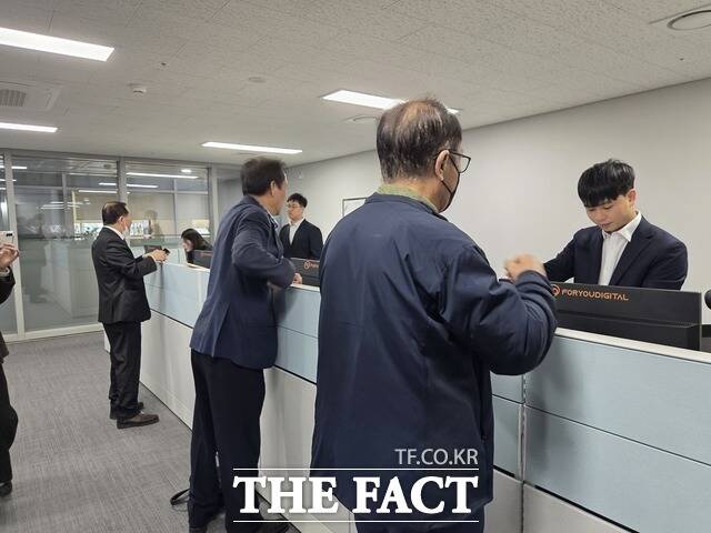 2일 오전 8시45분께 서울 중구 르네스퀘어 건물에 입주한 중대범죄수사청(중수청) 앞에는 민원인 5명이 줄을 지어 서있었다. 중수청 개청에 맞춰 고소·고발장을 접수하기 위해서였다. /김태연 기자