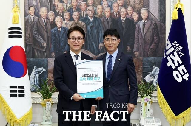 박종혁 인천시의회 의장이 1일 국회에서 김민석 더불어민주장 대표에게 '지방의회법 연내 제정 촉구 건의서'를 전달하고 있다. /인천시의회