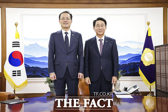 조정식 국회의장이 2일 오후 서울 여의도 국회에서 이형일 부총리 겸 재정경제부 장관(왼쪽)을 접견하며 기념사진 촬영을 하고 있다. /국회=배정한 기자
