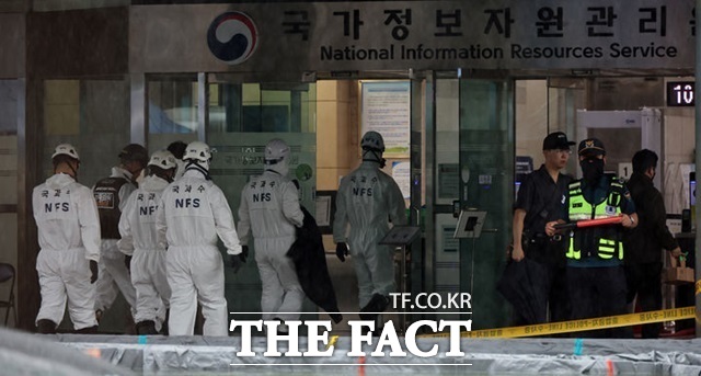 사진은 지난해 10월 국과수 요원들이 화재가 완진된 대전 유성구 국가정보자원관리원 화재현장으로 향하고 있는 모습이다. /뉴시스