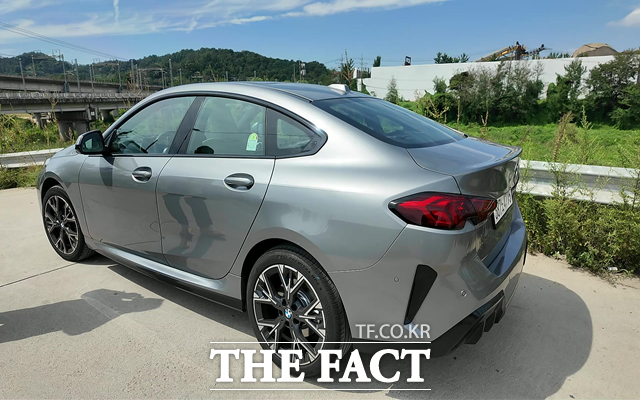 오승혁의 팩트 DRIVE는 BMW 220을 타고 서울, 경기, 인천 등을 500km을 달리며 해당 차량의 매력을 살펴 봤다. 차량의 후측면. /경기 고양=오승혁 기자