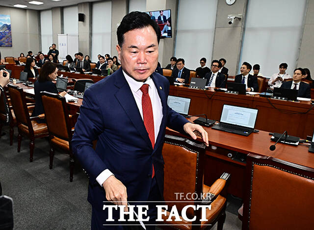회의장 떠나는 김승수 국민의힘 의원.