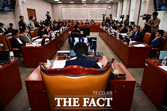 다만 일부 상임위에서는 여야의 역할이 뚜렷하게 구분되지 않을 것이란 전망도 나온다. 사진은 지난달 28일 국회에서 열린 법제사법위원회 전체회의에 참석해 안건을 상정하고 있는 서영교 법사위원장. /배정한 기자