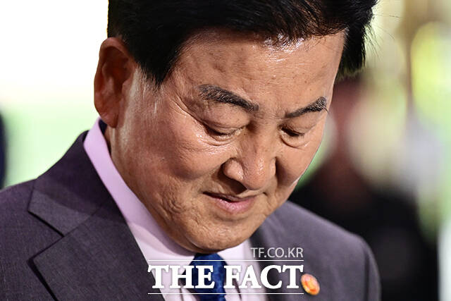 정동영 통일부 장관이 2일 오전 서울 종로구 정부서울청사에로 출근하며 북 지뢰 폭발과 관련해 도어스태핑을 하고 있다. /임영무 기자