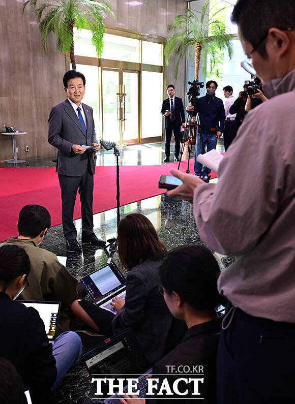 정동영 통일부 장관이 2일 오전 서울 종로구 정부서울청사에로 출근하며 북 지뢰 폭발과 관련해 도어스태핑을 하고 있다. /임영무 기자