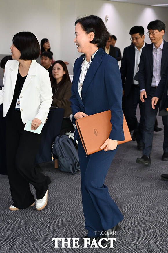 이해민 AI수석이 회의에 앞서 인사하고 있다.
