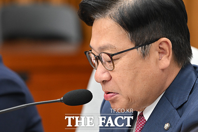 모두발언 마친 뒤 눈물 훔치는 정점식 국민의힘 원내대표.