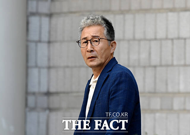 오세훈 서울시장의 '명태균 여론조사비 대납 의혹' 핵심 인물인 사업가 김한정 씨가 2일 서초구 서울고등법원에서 열린 정치자금법 위반 혐의 항소심 결심공판에 출석하고 있다.