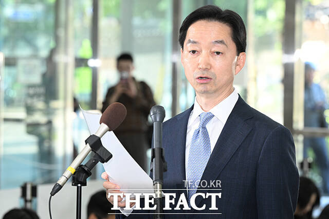 김지용 중대범죄수사청장 후보자가 2일 오후 서울 종로구 정부서울청사 창성동 별관에 마련된 인사청문회 준비단으로 출근하며 입장 표명을 하고 있다. /김성렬 기자