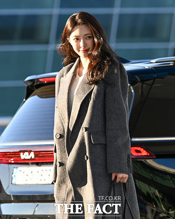 유나가 미소 짓고 있다.