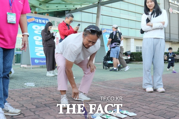 충남 금산군 금산세계인삼엑스포광장 일원에서 제44회 금산세계인삼축제가 1일 개막한 가운데 가족전통놀이체험 구역에서 한 가족들이 추억의 놀이 철인 5종 경기를 즐기고 있다. /정예준 기자