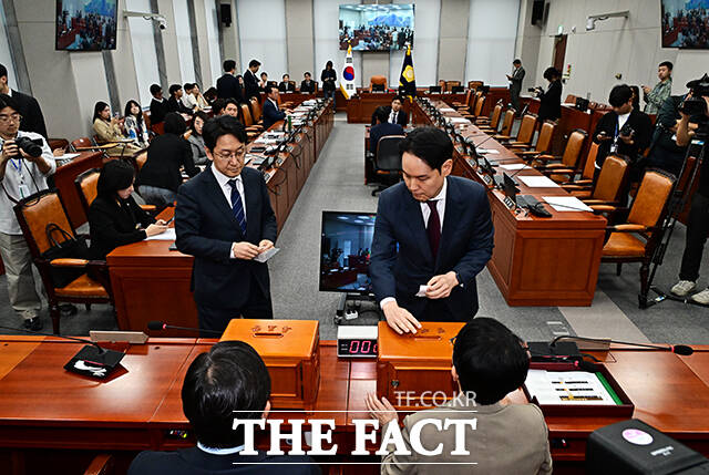 무기명 투표하는 천준호 더불어민주당 의원과 김한규 의원.