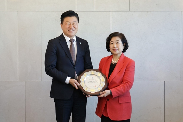 신용한 충북도지사(왼쪽)와 현정은 현대그룹 회장이 2일 서울 중구 반얀트리 클럽 앤 스파 서울에서 열린 충북도 명예도지사 위촉식에서 위촉패를 들고 기념촬영을 하고 있다. /현대그룹