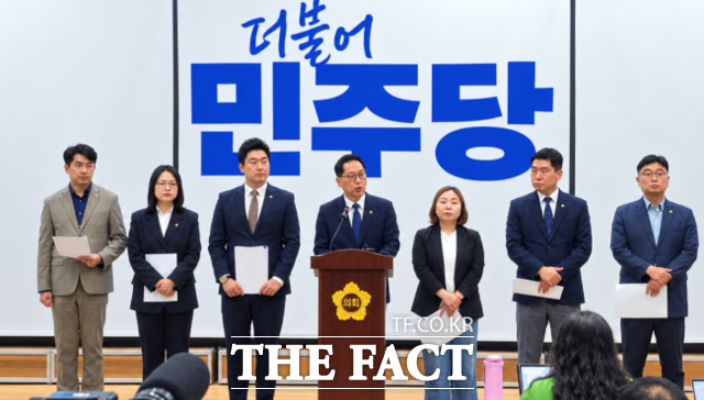 경기도의회 더불어민주당 대표단이 2일 민생예산 복원을 촉구하는 기자회견을 하고 있다. /이승호 기자