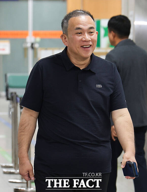 명태균 씨가 9월 11일 오전 서울 서초구 서울중앙지법에서 열린 '무상 여론조사 관련 정치자금법 위반 혐의' 항소심 2차 공판에 출석하고 있다. /남윤호 기자(현장풀)