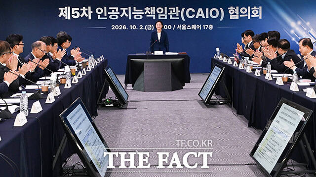 이해민 AI수석이 회의에 앞서 인사하고 있다.