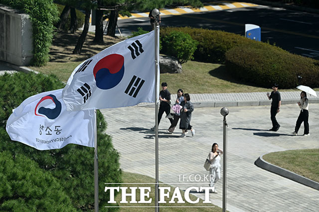 공소청·중대범죄수사청이 출범한 2일 오후 서울 서초구 공소청에 ‘검찰’ 관련 표식이 지워져 있다.