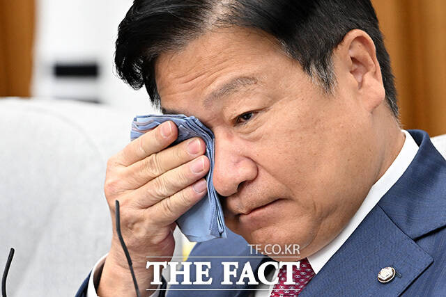 모두발언 마친 뒤 눈물 훔치는 정점식 국민의힘 원내대표.