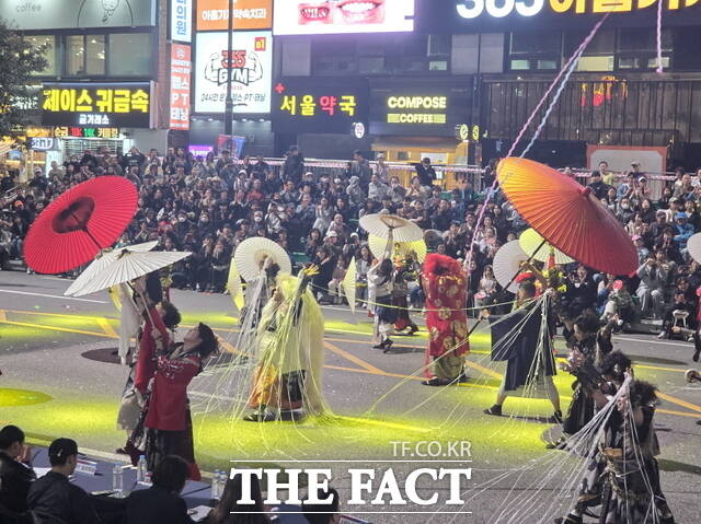 천안흥타령춤축제 2026 거리댄스 퍼레이드 현장. 일본팀이 다채로운 우산 춤으로 도심 거리를 화려하게 수놓고 있다. /정효기 기자