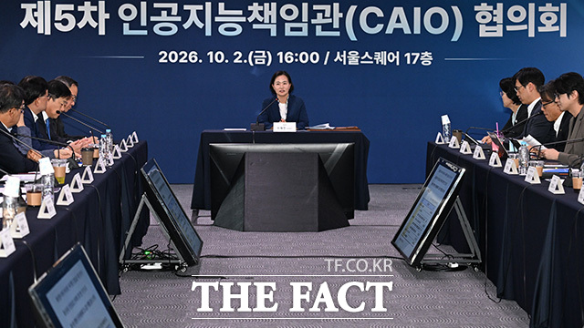 이해민 AI수석이 회의에 앞서 인사하고 있다.