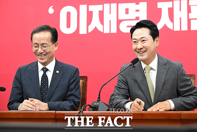 이형일 부총리 겸 재정경제부 장관(왼쪽) 접견하며 인사말 하는 장 대표.