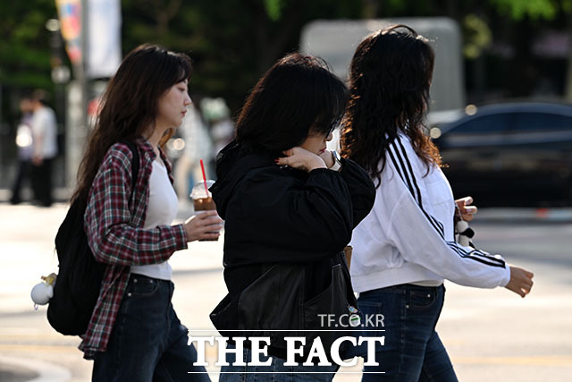 한 시민이 옷깃을 여미며 발걸음을 옮기고 있다.
