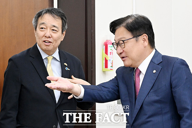 미즈시마 고이치 주한일본대사 만나 인사말 하는 정점식 국민의힘 원내대표(오른쪽).