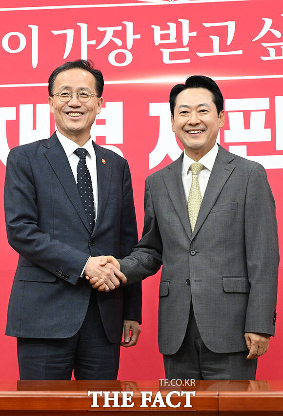 이형일 부총리 겸 재정경제부 장관(왼쪽) 접견하며 인사말 하는 장 대표.