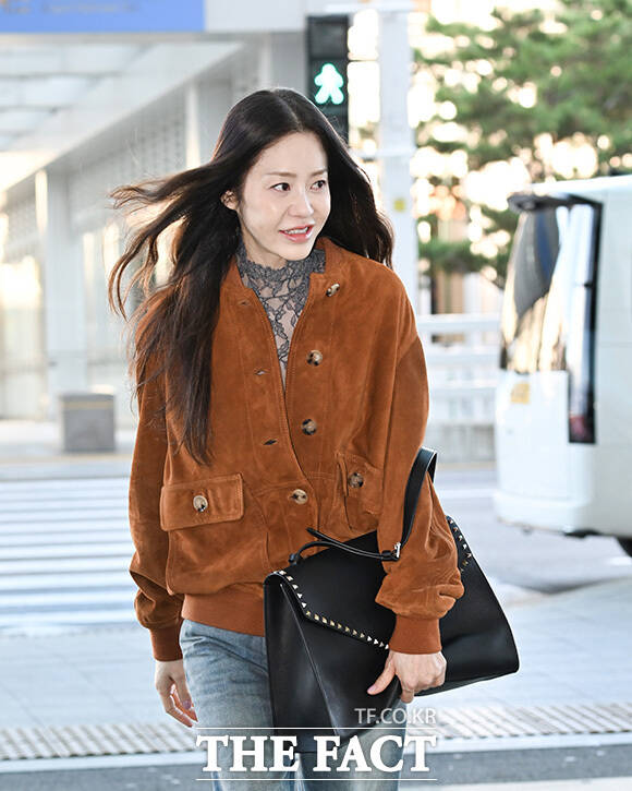 고현정이 '볼하트' 포즈를 하고 있다.