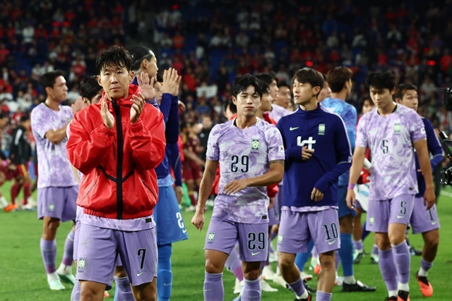 로베르트 모레노 임시 감독이 이끄는 한국축구대표팀이 2일 울산문수축구경기장에서 열린 베네수엘라와 친선 경기에서 0-0으로 비긴 뒤 착잡한 표정으로 그라운드를 돌고 있다./울산=뉴시스