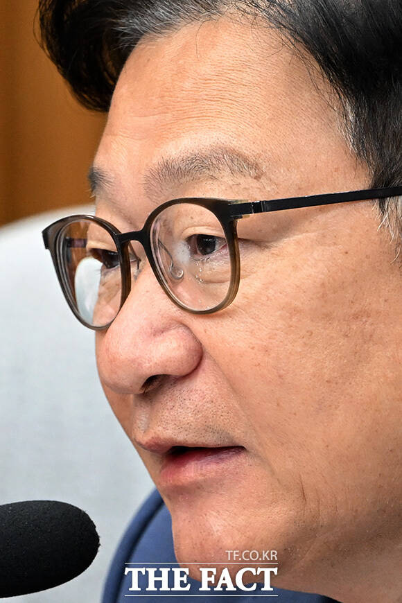 정점식 국민의힘 원내대표가 2일 오전 서울 여의도 국회에서 열린 국민의힘 국정감사대책회의에서 모두발언을 하며 눈물을 흘리고 있다. /국회=남용희 기자