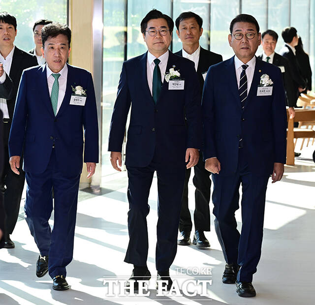 함영주 회장, 김승유 전 하나금융 회장 등 내외빈들이 청라 헤드쿼터 오프닝 행사에 참석해 박수를 치고 있다. /인천=남윤호 기자