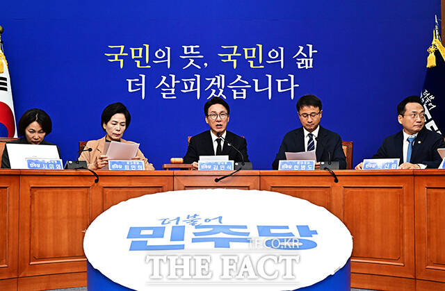 김민석 더불어민주당 대표가 2일 오전 서울 여의도 국회에서 열린 최고위원회의에 참석해 모두발언을 하고 있다. /국회=배정한 기자