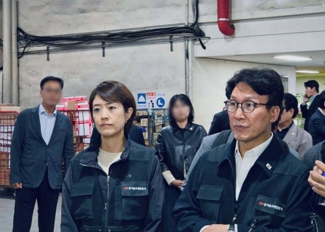 김민석 민주당 대표의 '민생 광폭 행보' 방침 아래 의원들은 물론 당직자들도 바쁜 나날을 보내고 있다. 사진은 김 대표(오른쪽)와 고민정 의원이 지난 2일 자정께 서울 광진구 동서울우편집중국 우편물류 분류 현장을 찾아 애로사항을 청취하는 모습. /고민정 의원 페이스북 갈무리