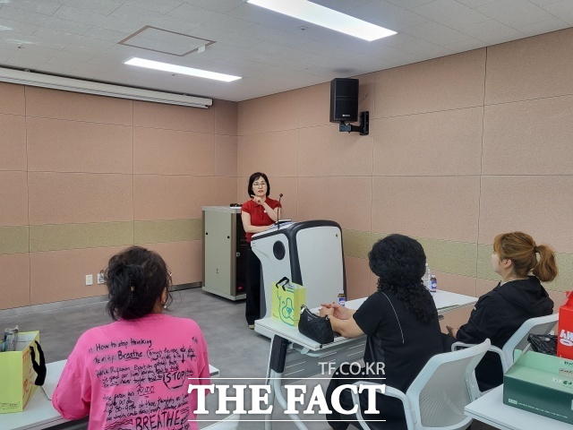 나옥현 순천시 동물자원과장이 시민 명예동물보호관을 대상으로 교육을 진행하고 있다. /순천시