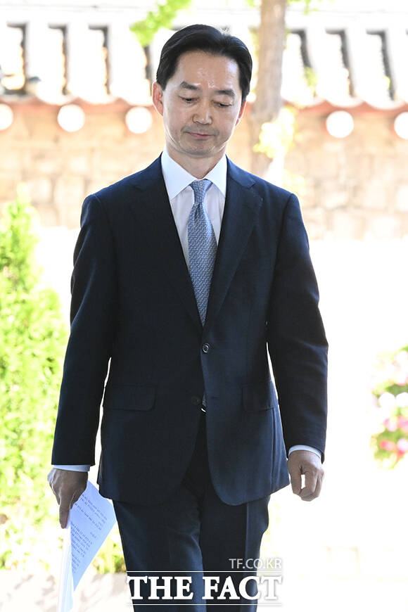김지용 중대범죄수사청장 후보자가 2일 오후 서울 종로구 정부서울청사 창성동 별관에 마련된 인사청문회 준비단으로 출근하며 입장 표명을 하고 있다. /김성렬 기자
