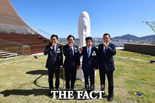 내부 시설을 둘러보는 내빈들.