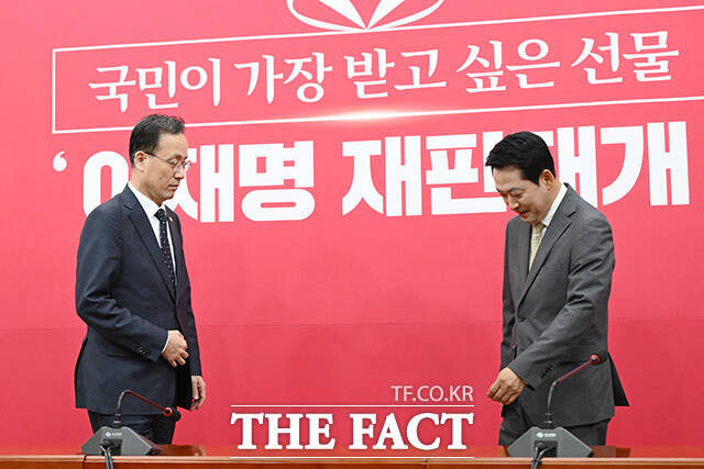 이형일 부총리 겸 재정경제부 장관(왼쪽) 접견하며 인사말 하는 장 대표.