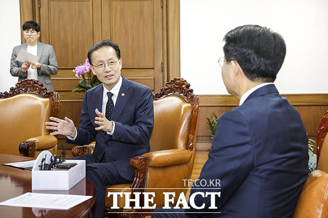조정식 국회의장이 2일 오후 서울 여의도 국회에서 이형일 부총리 겸 재정경제부 장관(왼쪽)을 접견하며 기념사진 촬영을 하고 있다. /국회=배정한 기자