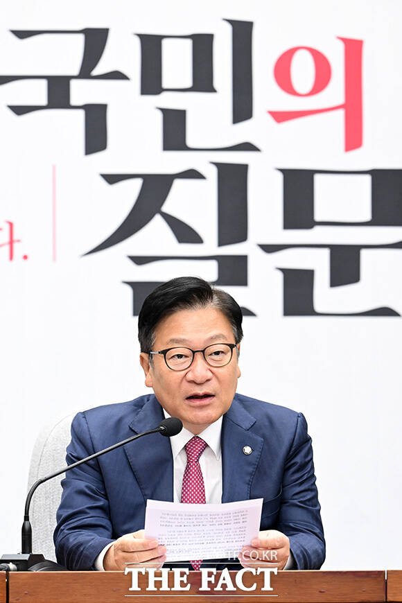 모두발언 마친 뒤 눈물 훔치는 정점식 국민의힘 원내대표.