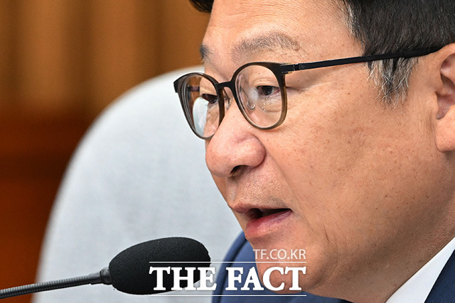 모두발언 마친 뒤 눈물 훔치는 정점식 국민의힘 원내대표.