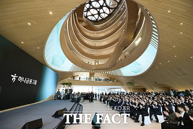함영주 회장, 김승유 전 하나금융 회장 등 내외빈들이 청라 헤드쿼터 오프닝 행사에 참석해 박수를 치고 있다. /인천=남윤호 기자