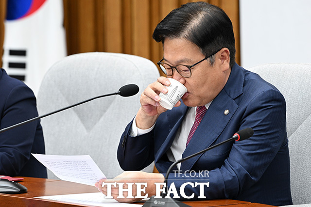 모두발언 마친 뒤 눈물 훔치는 정점식 국민의힘 원내대표.