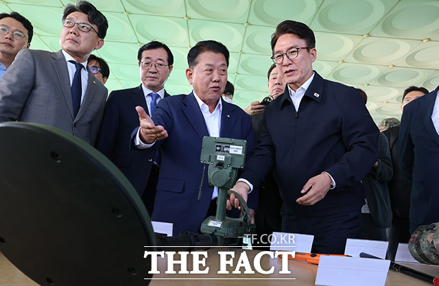국방위원회 국정감사에서는 최근 DMZ 지뢰 폭발 사고의 경위와 군의 대응, 추가 지뢰 존재 가능성 등이 주요 쟁점으로 다뤄질 전망이다. 사진은 김민석 더불어민주당 대표와 진성준 국회 국방위원장 등이 지난달 28일 경기 연천군 육군 25사단 비룡전망대에서 지뢰 탐지장비 등을 살펴보는 모습. /국회사진기자단