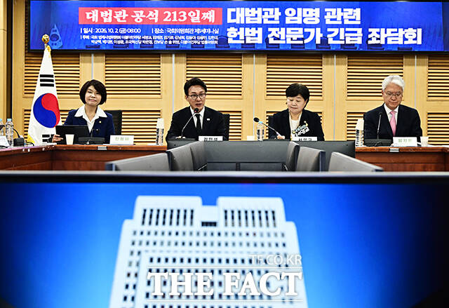 김민석 더불어민주당 대표(왼쪽 두번째)가 2일 오전 서울 여의도 국회 의원회관 제1세미나실에서 열린 대법관 임명 관련 헌법전문가 긴급 좌담회에 참석해 모두발언을 하고 있다. /국회=배정한 기자