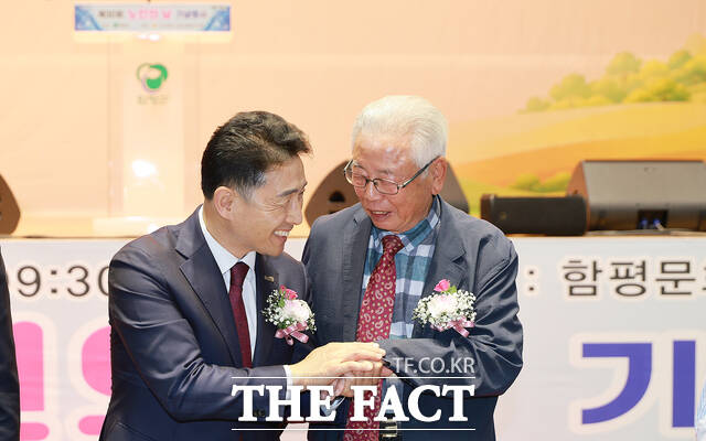 이남오 함평군수가 '제30회 노인의 날 기념행사'에서 어르신에게 감사를 전하고 있다. /함평군