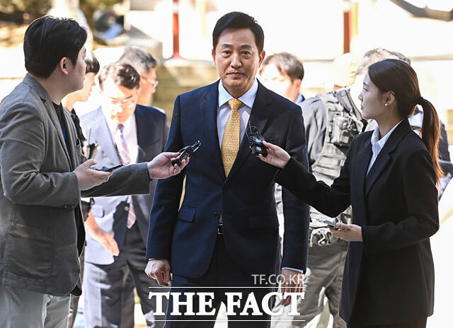 '명태균 여론조사비 대납 의혹'으로 기소된 오세훈 서울시장이 2일 서초구 서울고등법원에서 열린 정치자금법 위반 혐의 항소심 결심공판에 출석하고 있다. /이새롬 기자